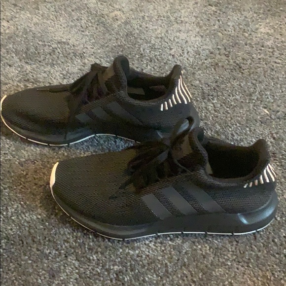 adidas Shoes - adidas tennis shoes! barely worn size 9! SO COMFY! adidas Shoes - adidas tennis shoes! barely worn size 9! SO COMFY!
